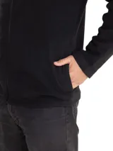 Campera polar de hombre con cierre frontal completo, cuello alto y logo de la marca bordado en el pecho. Cuenta con bolsillos laterales y protector de mentón.