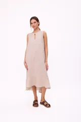 Vestido midi azul marino sin mangas, con escote redondo y detalle de abertura en forma de lágrima en el pecho. Diseño holgado con corte asimétrico y volado en el ruedo.