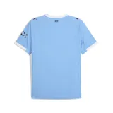 Camiseta de fútbol Puma del Manchester City, modelo Home Jersey. Diseño en color celeste con detalles en blanco en los laterales y cuello, incluyendo el escudo del club y el logo de la marca en el frente.