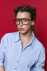 Camisa de manga larga color blanco, con cuello clásico y cierre frontal de botones de nácar. Presenta un corte cómodo y versátil.