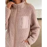 Campera de corderito color blanco, con cuello alto, cierre frontal completo y un bolsillo en el pecho con cierre.