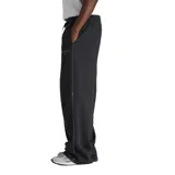 Pantalon de jogging New Balance color negro, de corte holgado y diseño recto. Cuenta con cintura elástica con cordón ajustable y logo de la marca estampado en la parte superior delantera.
