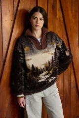 Buzo de tejido jacquard con textura de pelo, diseño de paisaje de bosque, cuello alto con cierre frontal y detalles acanalados en el cuello.