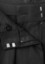 Pantalón de corte recto y tiro medio con detalle de pinzas, bolsillos laterales y cierre oculto.
