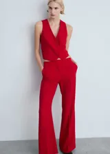 Pantalon de vestir color rojo, de corte wide leg y tiro medio. Presenta diseño largo con pinzas frontales, bolsillos laterales y cierre oculto con cremallera, botón y ganchos.