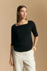 Remera de tejido acanalado (rib) color blanco, con escote cuadrado y mangas tres cuartos, de ajuste entallado al cuerpo.