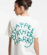 Remera blanca de algodón con cuello redondo y manga corta. Estampado trasero con la frase 'Happy Birthday Harry' en color verde.