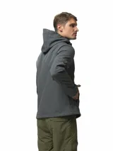 Campera softshell negra con capucha ajustable, cierre frontal completo y bolsillos laterales con cierre. Presenta puños con ajuste de velcro y logo de la marca estampado en el pecho.