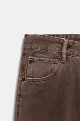 Jeans de tiro bajo con diseño de paneles frontales reforzados, estilo carpenter, con cinco bolsillos, trabillas para cinturón y cierre frontal con cremallera y botón metálico.