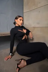 Catsuit negro de cuello alto y mangas largas, con aberturas en el frente que forman un lazo.