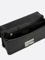 Cartera mensajera negra con acabado granulado y correa ajustable. Cierre con pinza y logo plateado de la marca en el frente.
