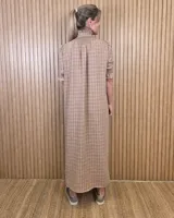Vestido midi marrón con textura sutil, cuello alto fruncido, cierre frontal con botones y mangas cortas abullonadas con elástico.