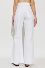 Jeans de corte bootcut y tiro alto en color blanco, confeccionados en denim 100% algodón sin elastano, con bolsillos clásicos y costuras visibles.
