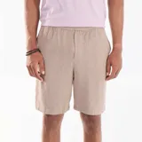 Bermuda beige de felpa ligera, de corte recto y holgado, con cintura elástica.