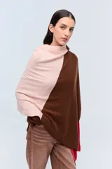 Ruana tejida de punto con bloques de color beige y marrón. Confeccionada en lambswool.