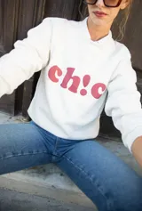 Buzo blanco de algodón con estampa roja en el frente con la palabra 'ch!c'.