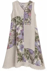 Vestido midi sin mangas de lino color beige, con escote en V y diseño de paneles con estampado floral en tonos morados y verdes. Cuenta con flecos decorativos en el dobladillo inferior.
