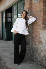 Pantalón de corte amplio y relajado, confeccionado en una mezcla de lino y algodón. Presenta una caída fluida, cintura alta y bolsillos laterales.