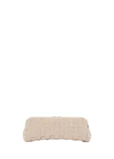 Bolso de mano tipo clutch con diseño trenzado en color beige, estructura rígida y cierre superior.