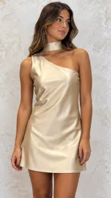 Vestido corto de satén color dorado, de diseño recto y escote de un solo hombro con gargantilla choker integrada del mismo género.