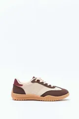Zapatillas urbanas de estilo deportivo, modelo Paddock Pols, confeccionadas en combinación de tonos beige y blanco, con suela de goma estructurada.