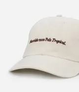 Gorra de algodón color beige con visera curva, ojales de ventilación y detalle de bordado con texto en tono marrón.