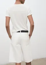 Camiseta blanca de manga corta y cuello redondo, de corte recto y diseño combinado con mezcla de poliéster y algodón.