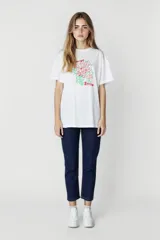 Remera blanca con estampado de flores y texto 'Smile'.