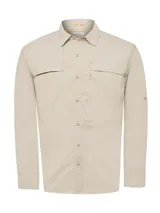 Camisa de manga larga color crema, diseñada para actividades al aire libre. Presenta cuello clásico, cierre frontal con botones, bolsillos en el pecho y ventilación en la espalda. Confeccionada en tela técnica ultraligera de secado rápido con protección UV.