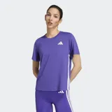 Remera deportiva Adidas de manga corta color violeta, con cuello redondo, tecnología Climacool y el logo de la marca en el pecho. Cuenta con detalles de tres rayas blancas en los laterales.
