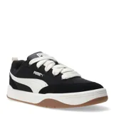 Championes urbanos Puma modelo Park Lifestyle Street, de diseño inspirado en el skate. Presentan una estructura en color negro con detalles en blanco, combinando materiales sintéticos con superposiciones de gamuza. Cuentan con suela de goma texturizada y cordones gruesos.