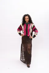 Buzo de tejido de punto con diseño de rayas verticales multicolores en tonos verde oscuro, fucsia, rosa claro y crema. Presenta cuello redondo, puños y ruedo acanalados.