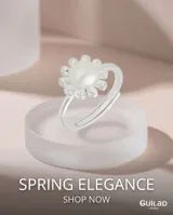 Anillo de plata 925 con diseño floral, presenta una perla central rodeada por pétalos formados por pequeñas circonias brillantes.