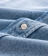 Camisa de jean estilo overshirt marca Marfinno, confeccionada en algodón. Presenta cuello con solapa, cierre frontal con botones, mangas largas con puños abotonados y dos bolsillos frontales en el pecho con solapa.