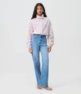 Pantalón de jean azul clásico de corte recto, con tiro alto, presillas para cinto y bolsillos funcionales.
