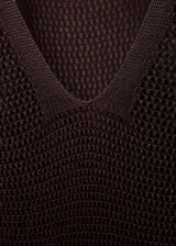 Vestido midi de punto calado con acabado metalizado, escote en pico y tirantes anchos. Presenta un diseño recto y cuenta con forro interior.