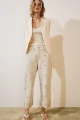 Jeans de tiro medio de la colección ZW de Zara, con diseño tapered leg y largo al tobillo. Color crudo con estampado floral delicado y rayas verticales sutiles, tiro medio con trabillas, cinco bolsillos, vuelta en el dobladillo y cierre frontal con cremallera y botón.