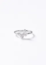 Anillo de plata 925 con diseño de mariposa calada y una pequeña zirconia central brillante.