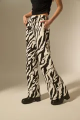 Pantalon de corte recto y tiro alto con estampado animal print tipo cebra en blanco y negro.