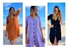 Vestido corto de morley color rojo con botones grandes.