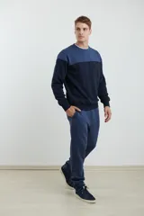 Pantalón jogging de corte recto, confeccionado en tejido circular con cintura elástica y cordón ajustable al tono. Presenta bolsillos laterales tipo parche.