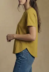 Remera oversize de algodón lavado color mostaza, de manga corta y cuello redondo. Presenta un pequeño bordado en forma de estrella en la parte inferior.