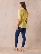 Blusa amarilla de manga 3/4 con escote en V y bordado multicolor. Largo de manga regulable con presilla y botón. Marca Ruby Rd.