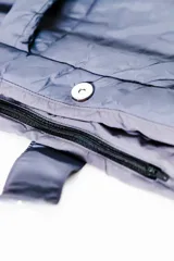 Bolso tipo tote bag color negro, con diseño acolchado y asas dobles.