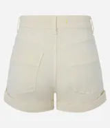 Short de sarga color blanco, de cintura alta, con bolsillos delanteros y traseros, trabillas para cinturón y bajo plegado. Cuenta con cierre frontal de botón y cremallera.