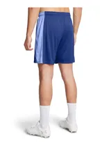 Short deportivo Under Armour de la línea Challenger, color azul con paneles laterales en tono más claro y logo de la marca en blanco. Confeccionado en tejido de punto ligero y transpirable, cuenta con cintura elástica y cordón interno.