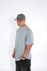 Remera oversize de algodón celeste con estampado frontal en color rosado.