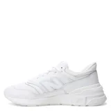 Championes urbanos New Balance modelo 997, color blanco con logo "N" característico en los laterales, confeccionados en cuero y malla.
