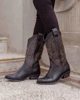 Botas texanas de caña alta confeccionadas en cuero negro, con costuras decorativas en contraste color ocre en la caña y taco cuadrado de madera.