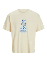 Camiseta color crema con cuello redondo y estampado azul de un helado con gafas y la frase "ICE CREAM YOU SCREAM ORG GALLERY".